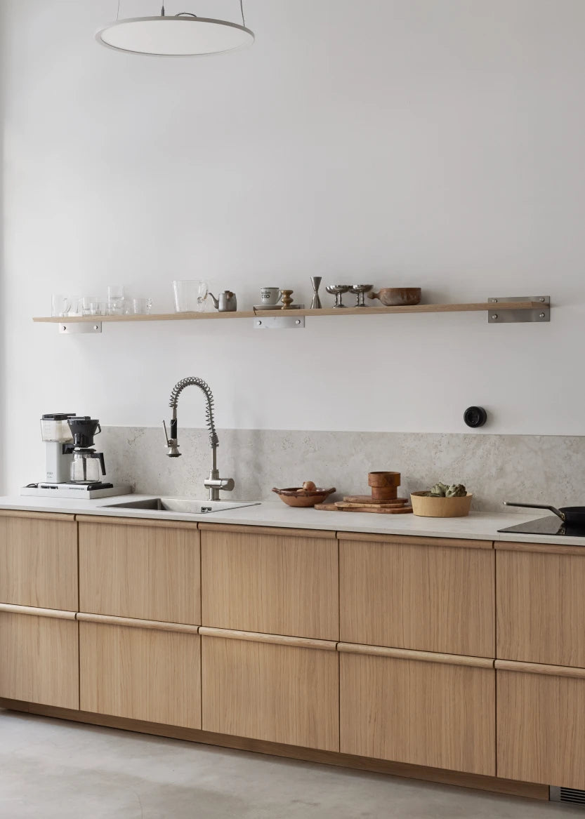 Hyllplan i trä till konsol i rostfritt stål